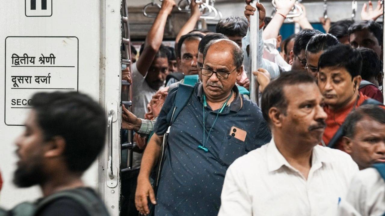 Local Train: ভিড়ে আর কষ্ট করতে হবে না, সিনিয়র সিটিজেনদের জন্য থাকবে আলাদা কামরা! বড় পদক্ষেপ রেলের