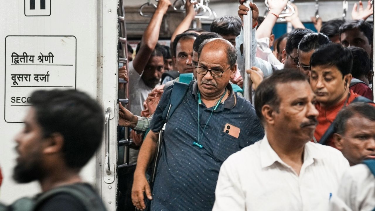 Local Train: ভিড়ে আর কষ্ট করতে হবে না, সিনিয়র সিটিজেনদের জন্য থাকবে আলাদা কামরা! বড় পদক্ষেপ রেলের Local Train: ভিড়ে আর কষ্ট করতে হবে না, সিনিয়র সিটিজেনদের জন্য থাকবে আলাদা কামরা! বড় পদক্ষেপ রেলের