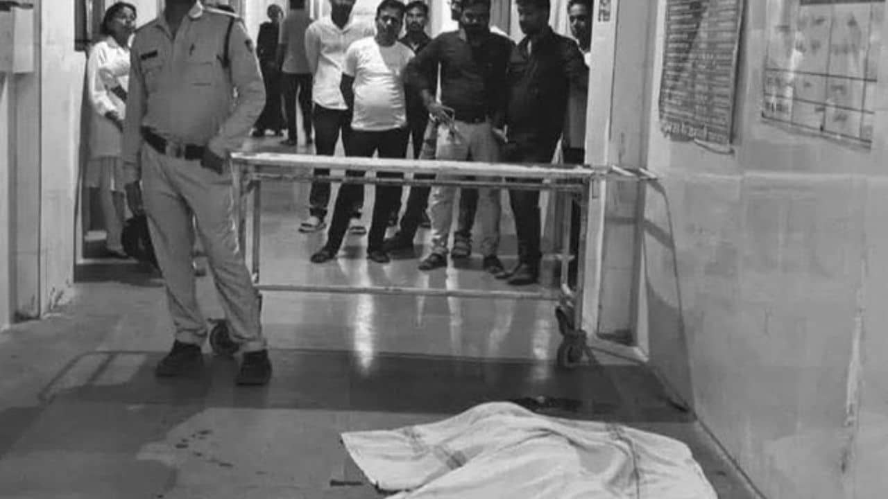 Madhya Pradesh: হাসপাতালে ঢুকে প্রেমিকার গলা কাটল প্রেমিক, অবাক চোখে তাকিয়ে রইল ডাক্তার-রোগীরা!