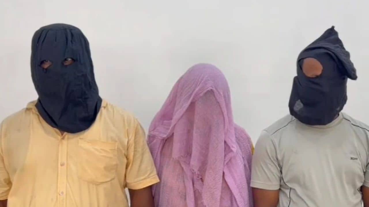 Malda: মহিলার হাবভাব দেখে সন্দেহ হয়, শাড়ির ভাঁজেই ছিল কোটি টাকার সম্পদ