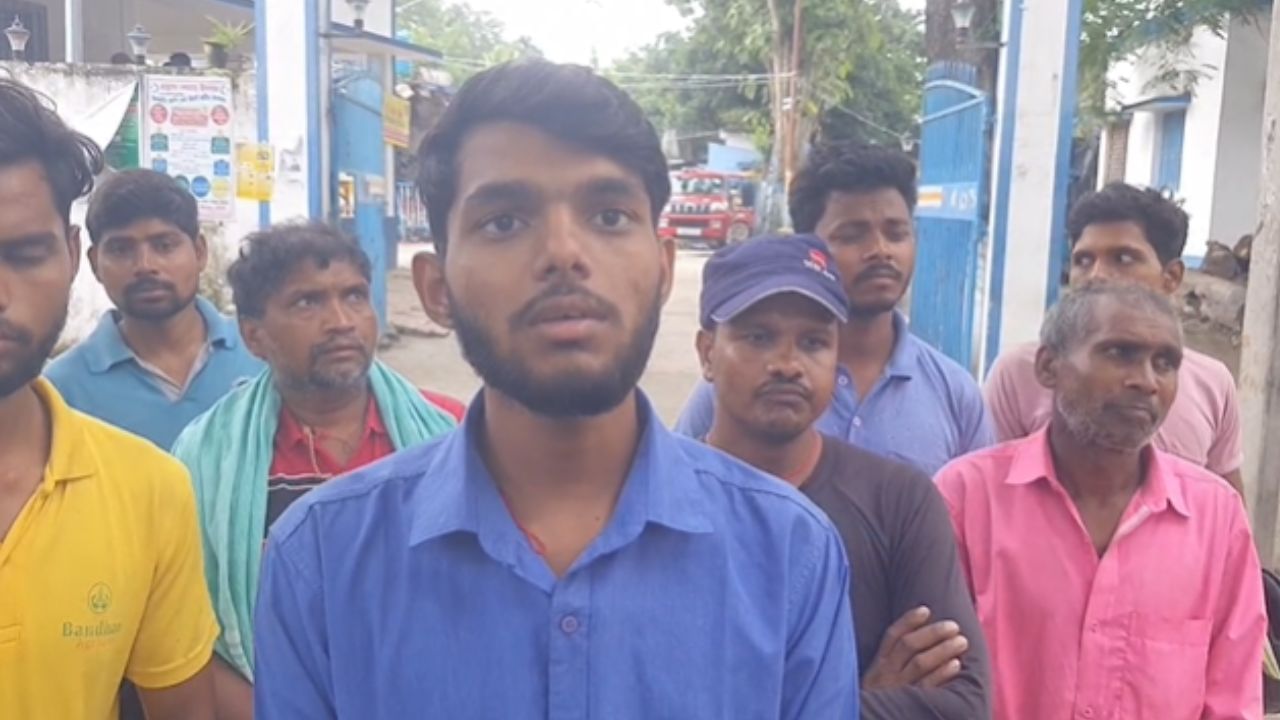 Malda: মালদহে বাড়িতেই বরফ দিয়ে ছেলের মরদেহ আগালাচ্ছেন বাবা, কেন জানেন? Malda: মালদহে বাড়িতেই বরফ দিয়ে ছেলের মরদেহ আগালাচ্ছেন বাবা, কেন জানেন?
