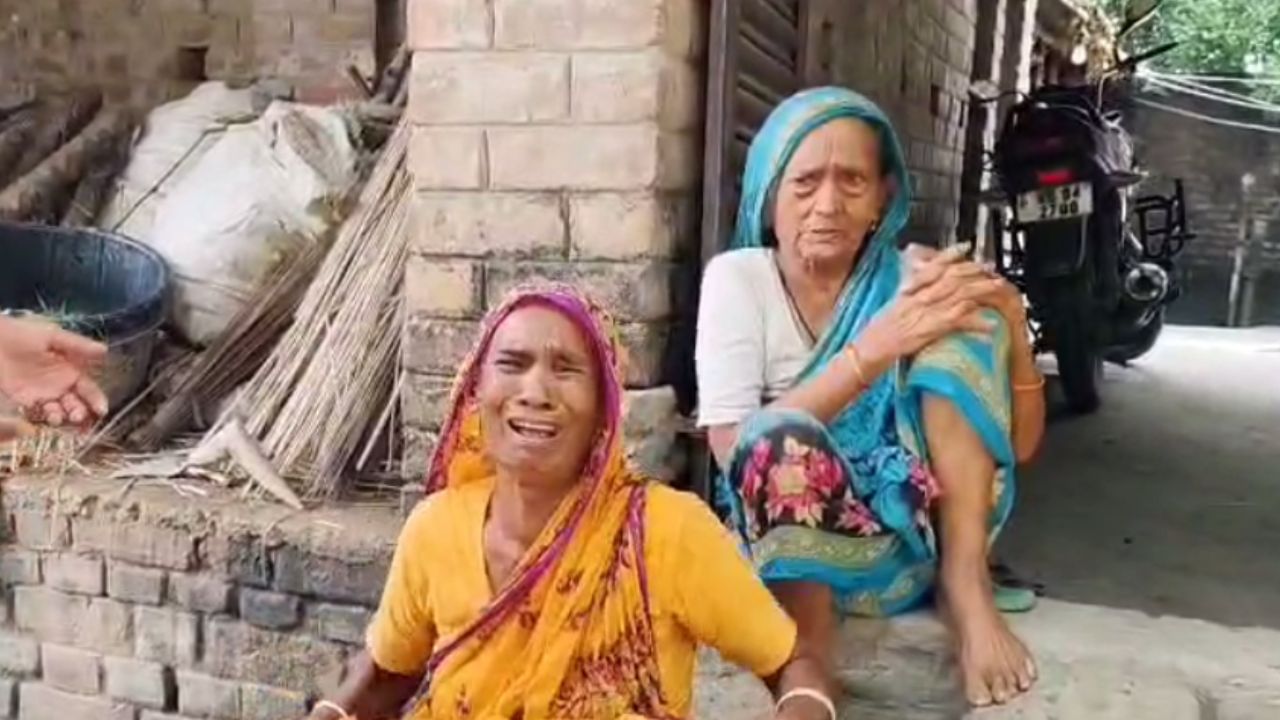 Bengali Arrest in Malda: 'হিন্দি জানত, তবুও বাংলা বলেছে তার জন্যই...', এবার হরিয়ানাতে বাংলার ছেলেদের হেনস্থার অভিযোগ Bengali Arrest in Malda: 'হিন্দি জানত, তবুও বাংলা বলেছে তার জন্যই...', এবার হরিয়ানাতে বাংলার ছেলেদের হেনস্থার অভিযোগ