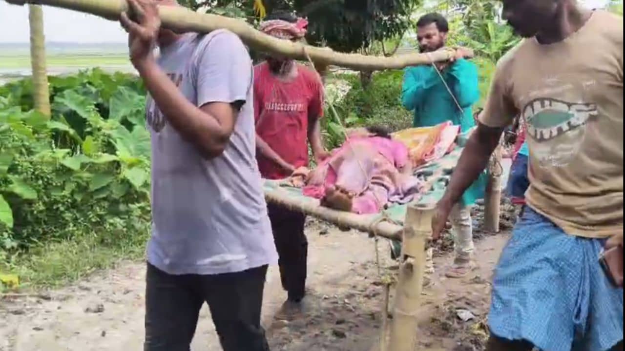 Malda: রাস্তা খারাপ, খাটিয়ায় করে নিয়ে যাওয়া হয়েছিল হাসপাতালে, মৃত্যু সেই রোগীর