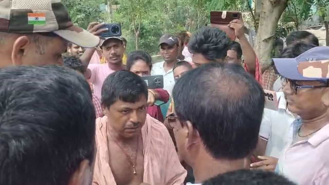BJP Khagen Murmu: 'আমরাই না হয় টাকা দিতাম...', খগেন মুর্মুকে ঘিরে চলল প্রতিবাদ BJP Khagen Murmu: 'আমরাই না হয় টাকা দিতাম...', খগেন মুর্মুকে ঘিরে চলল প্রতিবাদ