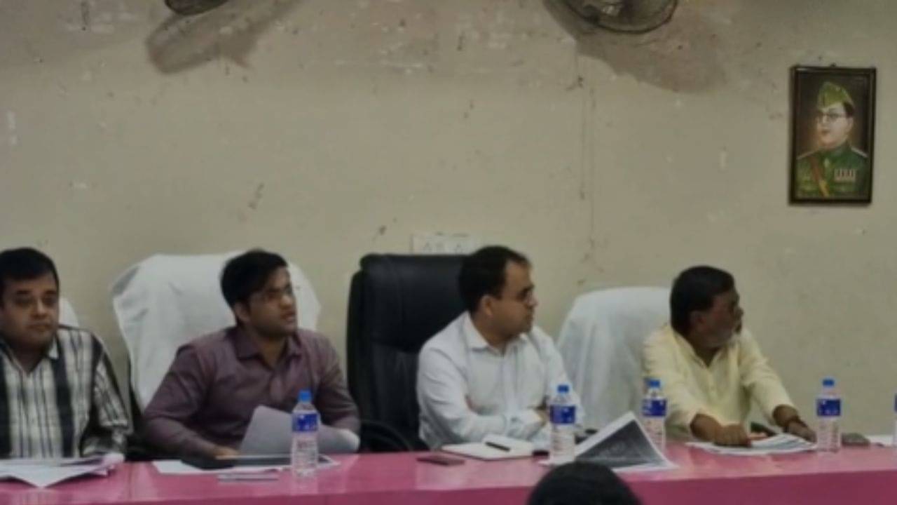 Malda: JCB লাগাও, উসকো হঠাও... সরকারি জমি দখল করে বুলডোজার চালানোর নির্দেশ জেলাশাসকের!