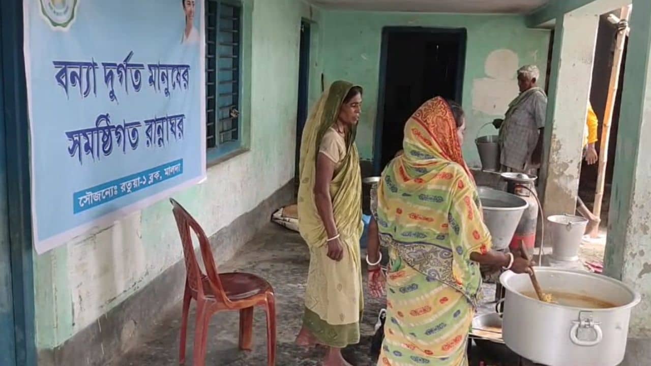 Malda: খিচুড়ি নয়, ভাঙন রোধে ব্যবস্থা চাই, ত্রাণ শিবিরে খাবার মুখে দিলেন না দুর্গতরা