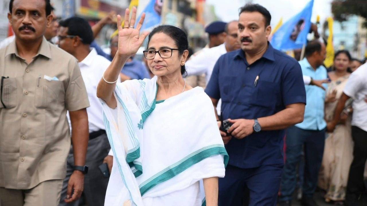 CM Mamata Banerjee: বাঙালি অস্মিতায় শান, ২১-র সভার আগেই রাজপথে মমতা