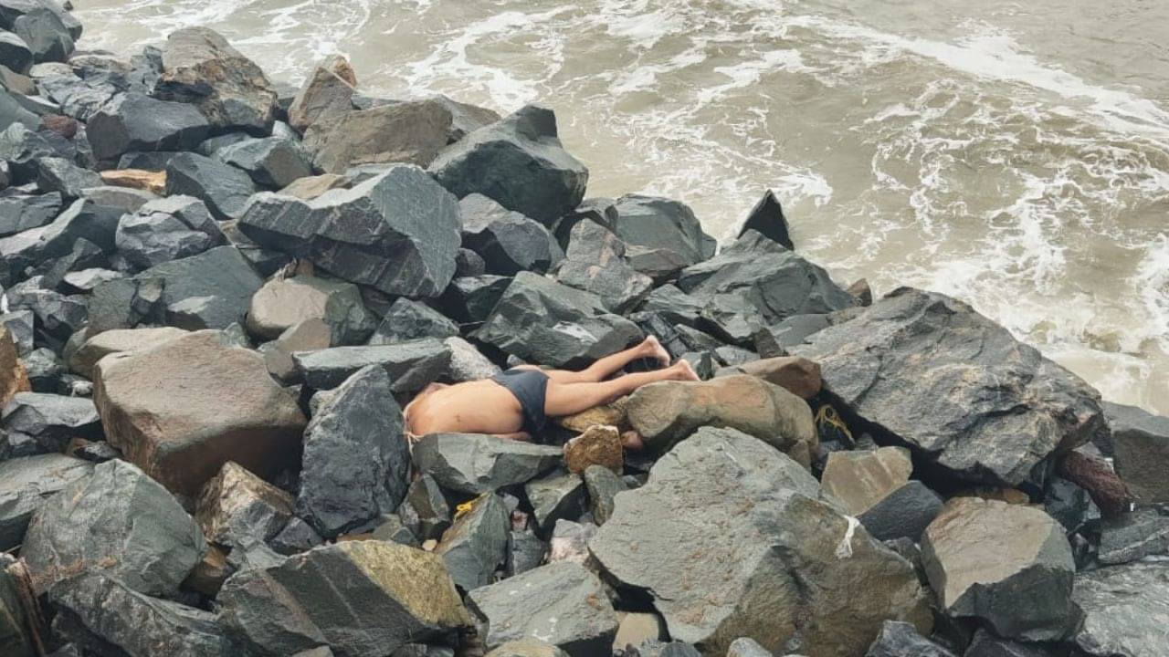 Tajpur: দুপুর থেকে বিকাল পর্যন্ত বন্ধুদের সঙ্গে সমুদ্রে স্নান, সন্ধ্যায় পর্যটকের সঙ্গে যা হল...