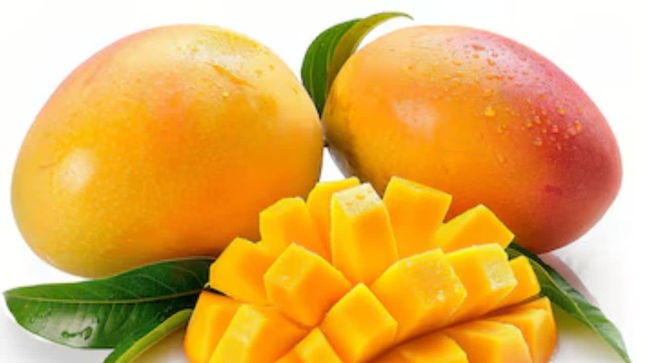 শুধু খেলেই হবে না পাকা আম, ত্বকে জেল্লা আনতে মেখে নিন মুখেও!