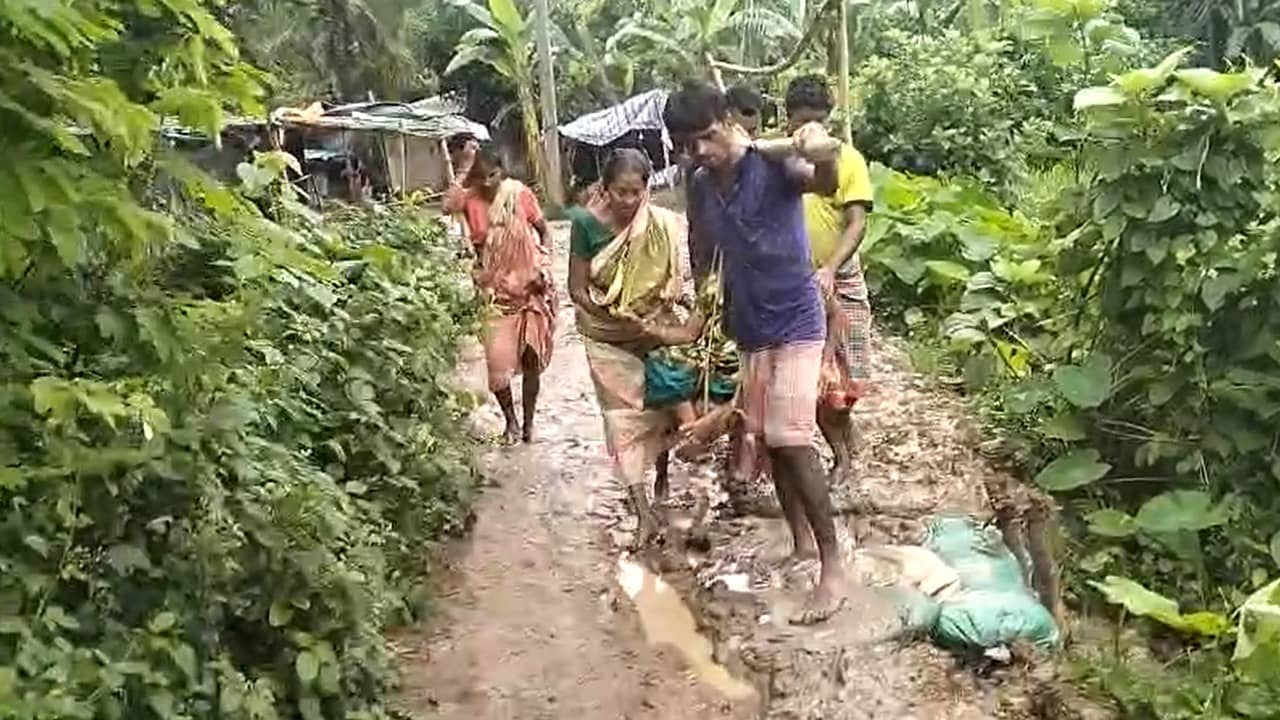 Bad Road Condition: ঝোলায় ঝুলিয়ে নিয়ে যেতে হচ্ছে রোগীকে! বেহাল রাস্তার হাল ফিরবে কবে? ভরা বর্ষার মাঝেই প্রশ্ন গ্রামবাসীদের