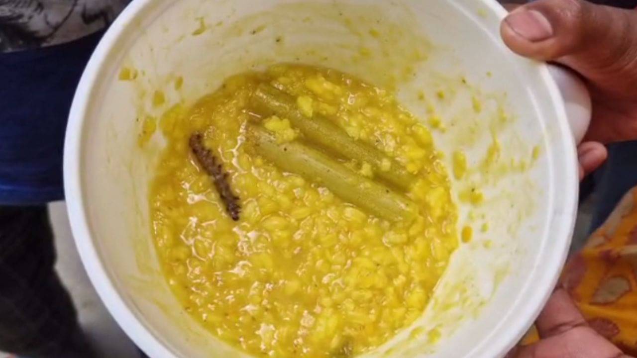 Mid day meal: আর একটু হলেই খেয়ে নিচ্ছিল বাচ্চারা! অঙ্গনওয়াড়ি খাবারে মিলল সেদ্ধ হওয়া শুঁয়োপোকা