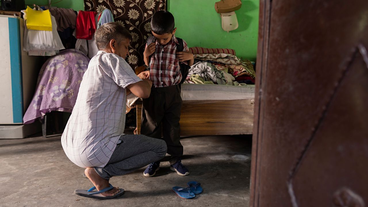 Middle Class, CEO Story: 'মধ্যবিত্ত হয়ে জন্মানোর জন্য ভগবানকে ধন্যবাদ', কেন এমন বললেন এই সংস্থার সিইও? Middle Class, CEO Story: 'মধ্যবিত্ত হয়ে জন্মানোর জন্য ভগবানকে ধন্যবাদ', কেন এমন বললেন এই সংস্থার সিইও?