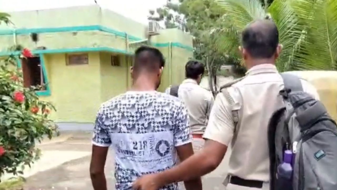 Minakhan: জেরক্স সেন্টারের আড়ালে জাল আধার কার্ড তৈরির চক্র, ধৃত ২ Minakhan: জেরক্স সেন্টারের আড়ালে জাল আধার কার্ড তৈরির চক্র, ধৃত ২