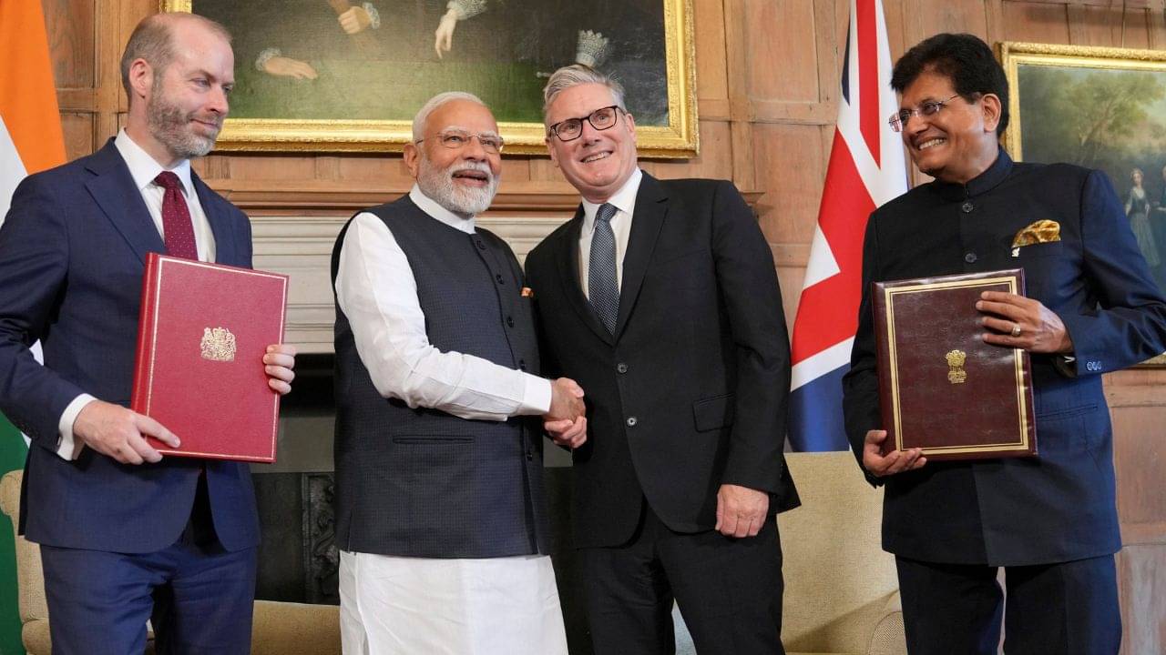 India-UK Agreement: ৯৯% রপ্তানি শুল্কমুক্ত! ঐতিহাসিক চুক্তি সই করলেন ভারত-ইংল্যান্ডের প্রধানমন্ত্রী