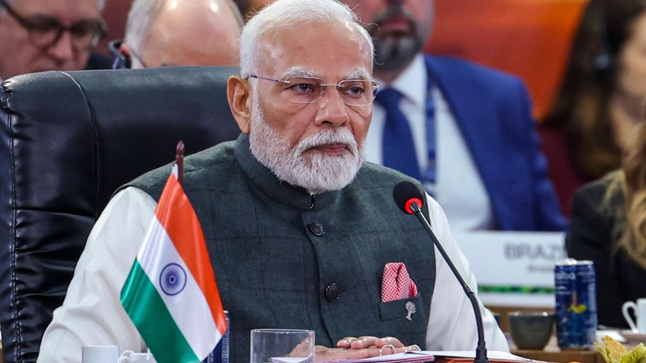 PM Modi: অযোধ্যার সরযূর জল গেল দূর দ্বীপে, মোদীর হাত ধরে বিদেশেও রামমন্দির PM Modi: অযোধ্যার সরযূর জল গেল দূর দ্বীপে, মোদীর হাত ধরে বিদেশেও রামমন্দির