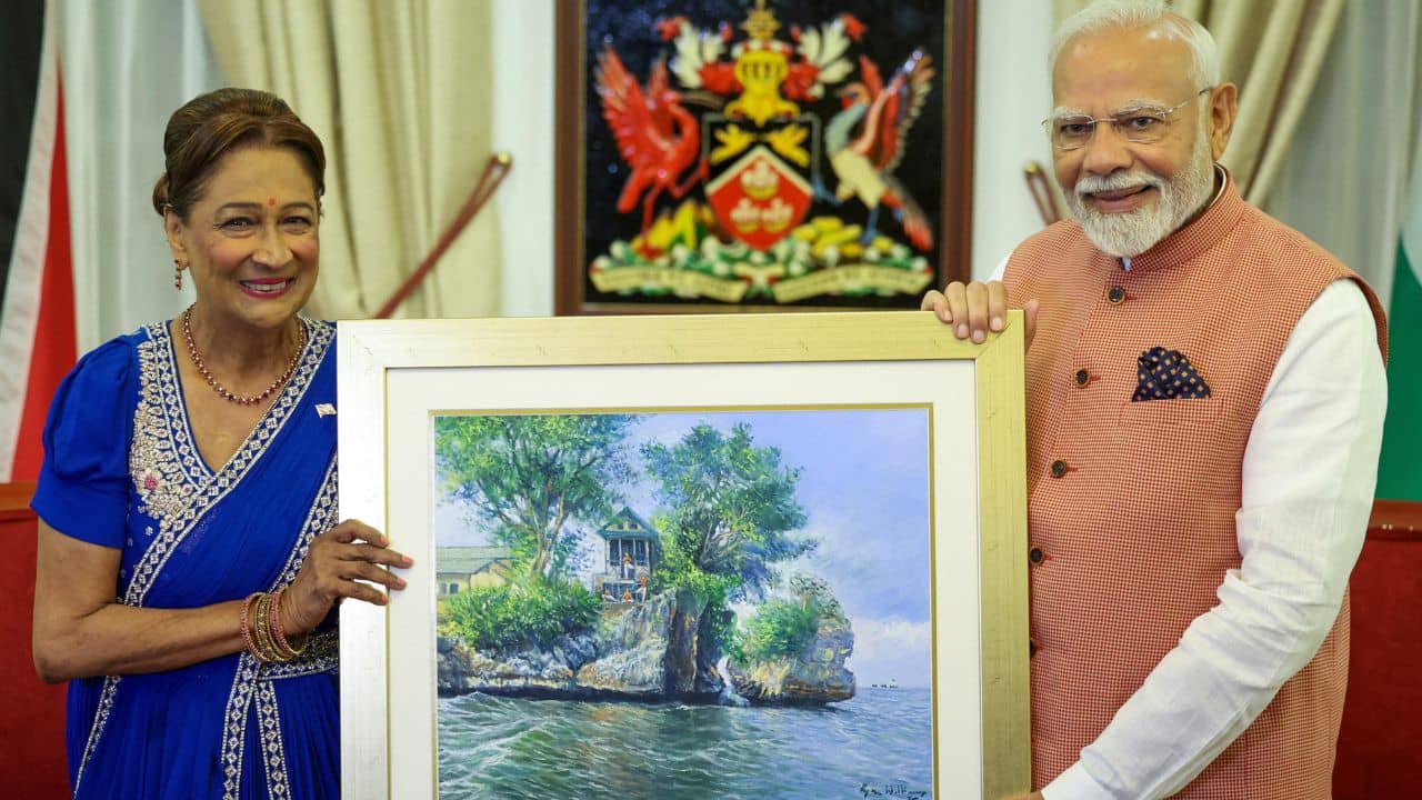 Modi World Tour: মোদীকে সম্মান জানাতে তাঁরই কবিতা পাঠ করলেন ত্রিনিদাদ ও টোবাগোর প্রধানমন্ত্রী কমলা