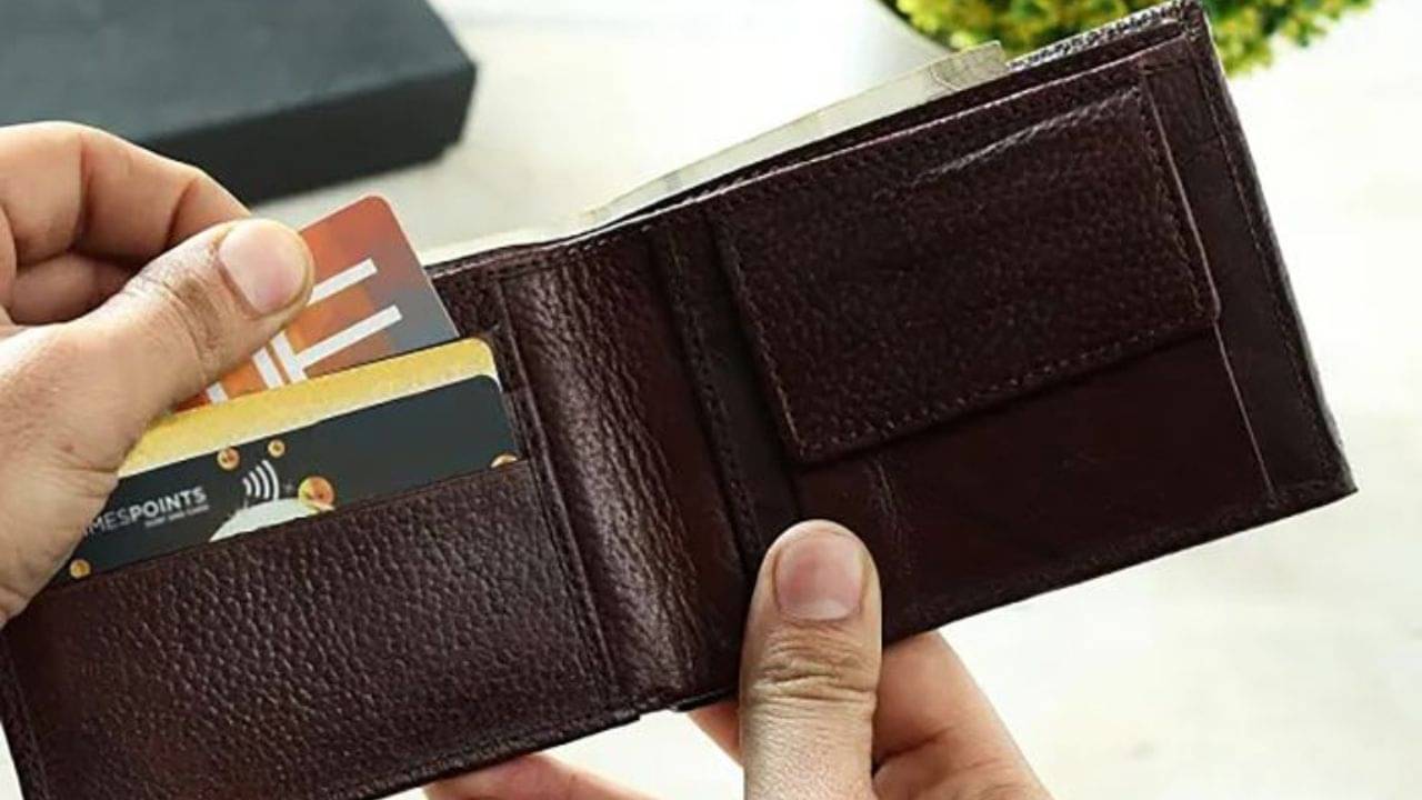 মানি ব্যাগে ভুলেও রাখবেন না এসব, না হলেই হবে অর্থনাশ!
