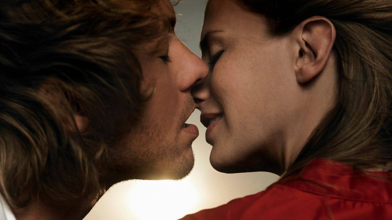 Public Health Awareness: চুমু খেলেই হবে ভয়ানক রোগ, বিষয়টা আসলে কী জানেন? কখন চুমু খাওয়া হতে পারে বিপজ্জনক?