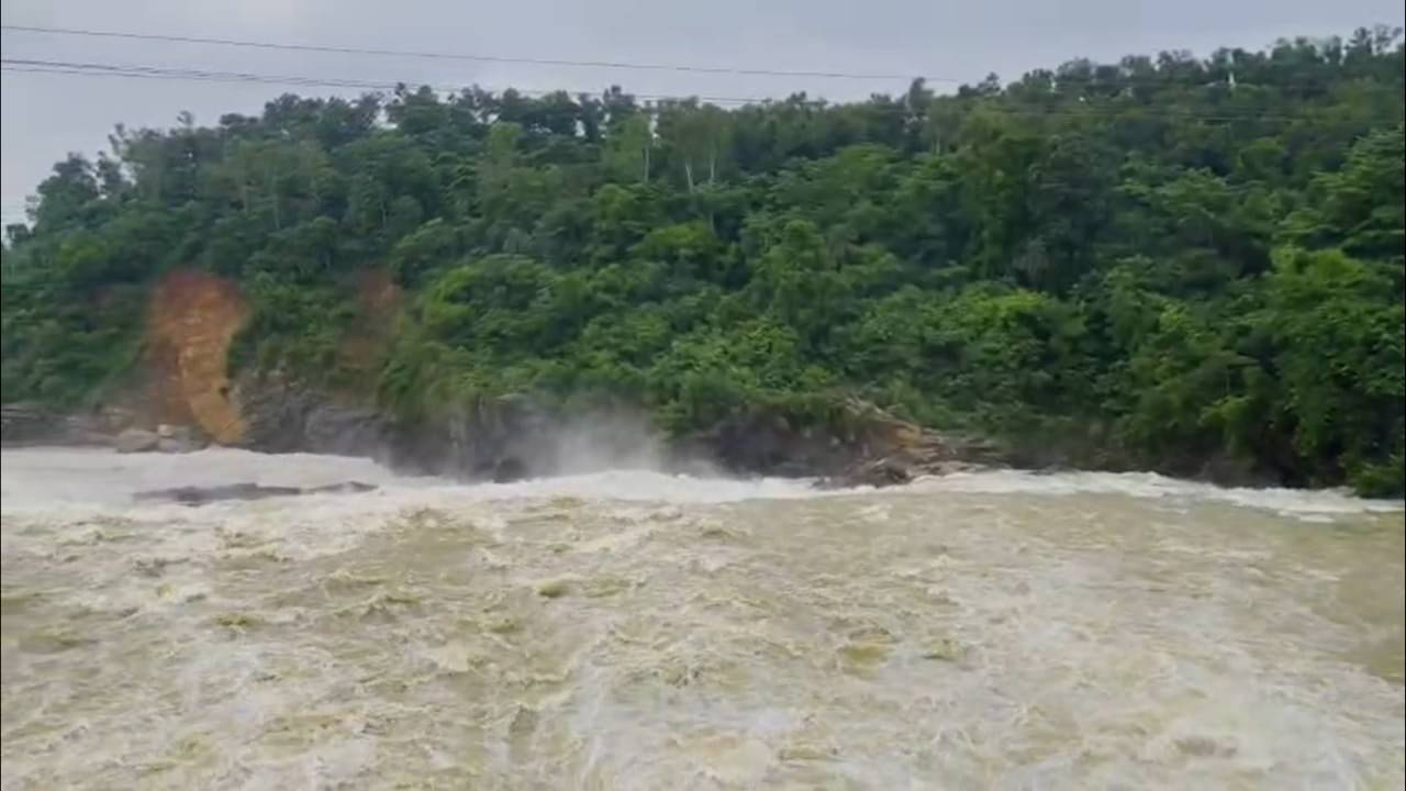 Mukutmanipur Reservoir: সমুদ্রপৃষ্ঠ থেকে উচ্চতা ৪৩৪ ফুট! তাও ছাপিয়ে উপচে পড়ছে মুকুটমনিপুরের জল