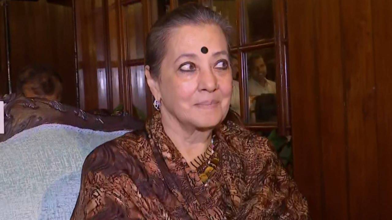 Moon Moon Sen: ৩০ বছর পর হঠাৎ রাজভবনে হাজির মুনমুন, শুরু হল নাটক