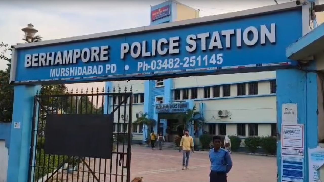 Murshidabad: বহরমপুরে ১৬ বছরের কিশোরীকে গণধর্ষণের অভিযোগ, গ্রেফতার দুই ‘বন্ধু’ Murshidabad: বহরমপুরে ১৬ বছরের কিশোরীকে গণধর্ষণের অভিযোগ, গ্রেফতার দুই ‘বন্ধু’