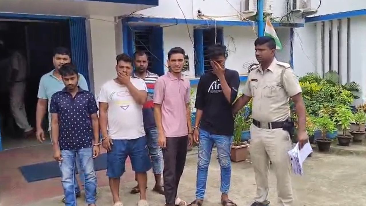 Murshidabad: সোশ্যাল মিডিয়ায় রিলস তৈরির প্রলোভন দেখিয়ে ৫ নাবালিকাকে পাচারের চেষ্টা, শোরগোল মুর্শিদাবাদে Murshidabad: সোশ্যাল মিডিয়ায় রিলস তৈরির প্রলোভন দেখিয়ে ৫ নাবালিকাকে পাচারের চেষ্টা, শোরগোল মুর্শিদাবাদে