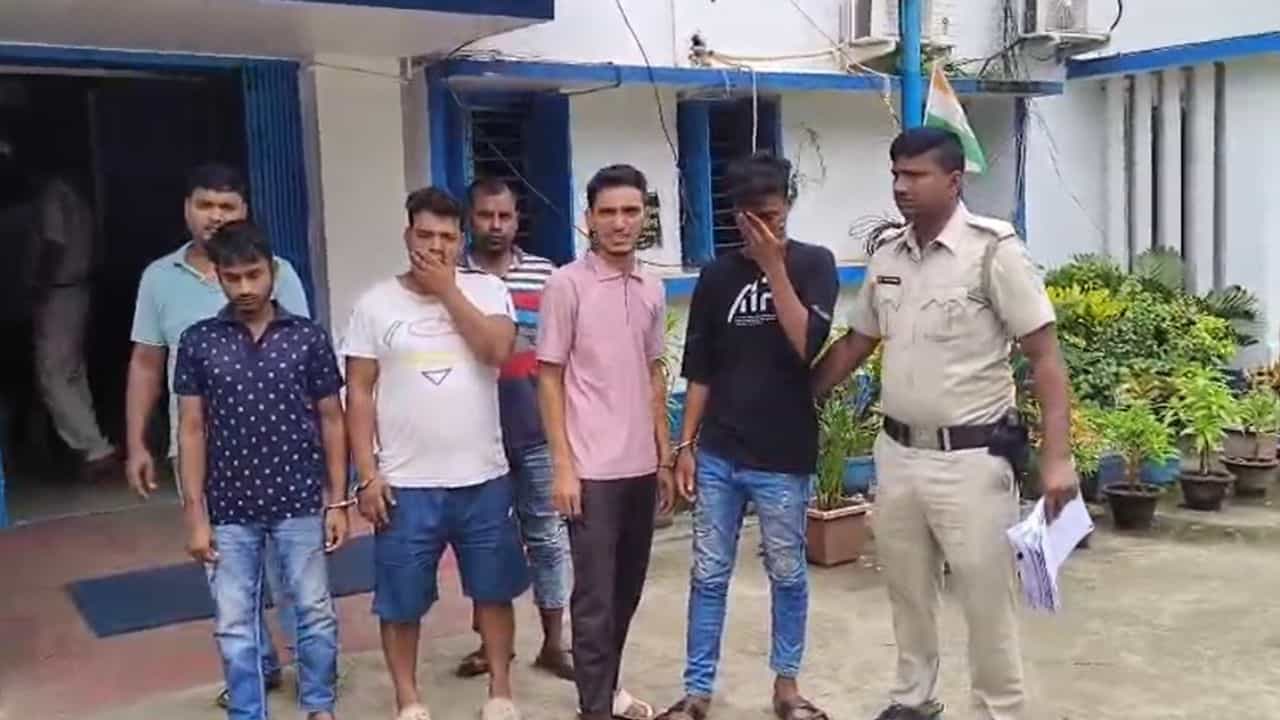 Murshidabad: সোশ্যাল মিডিয়ায় রিলস তৈরির প্রলোভন দেখিয়ে ৫ নাবালিকাকে পাচারের চেষ্টা, শোরগোল মুর্শিদাবাদে Murshidabad: সোশ্যাল মিডিয়ায় রিলস তৈরির প্রলোভন দেখিয়ে ৫ নাবালিকাকে পাচারের চেষ্টা, শোরগোল মুর্শিদাবাদে