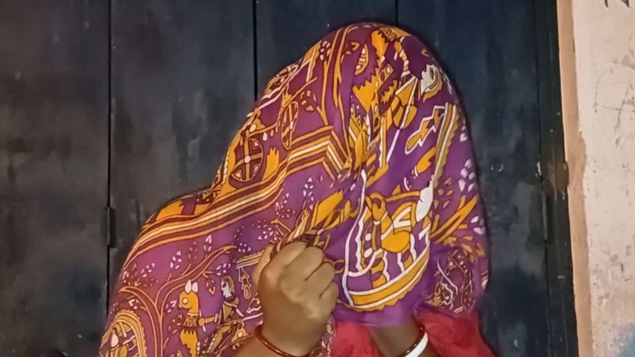 Kumarganj: উর্ধ্বাঙ্গে সুতোটুকু পর্যন্ত নেই, ক্লাস ফাইভের ছাত্রীকে দেখে চোখ নীচু পড়শিদের Kumarganj: উর্ধ্বাঙ্গে সুতোটুকু পর্যন্ত নেই, ক্লাস ফাইভের ছাত্রীকে দেখে চোখ নীচু পড়শিদের