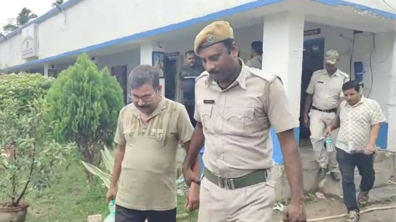 Nadia: কুকুরকে পিটিয়ে খুন, গ্রেফতার স্কুলের প্রধান শিক্ষক