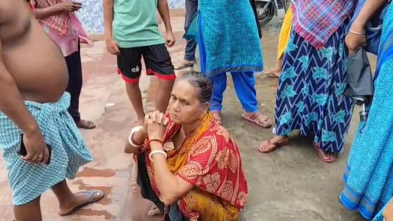 Nadia suicide: হঠাৎ করেই গঙ্গায় ঝাঁপ, মহিলাকে ভাসতে দেখে ঝাঁপ দিলেন বাবু, তারপরই... Nadia suicide: হঠাৎ করেই গঙ্গায় ঝাঁপ, মহিলাকে ভাসতে দেখে ঝাঁপ দিলেন বাবু, তারপরই...