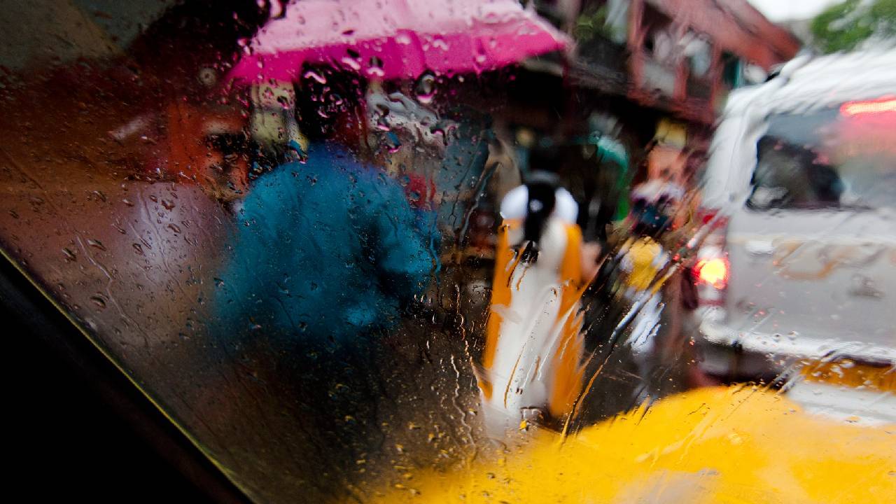 Weather Update: ঠায় দাঁডিয়ে নিম্নচাপ, প্লাবনের আশঙ্কা বাড়ছে, মঙ্গলবার দিনভর কেমন থাকবে আবহাওয়া
