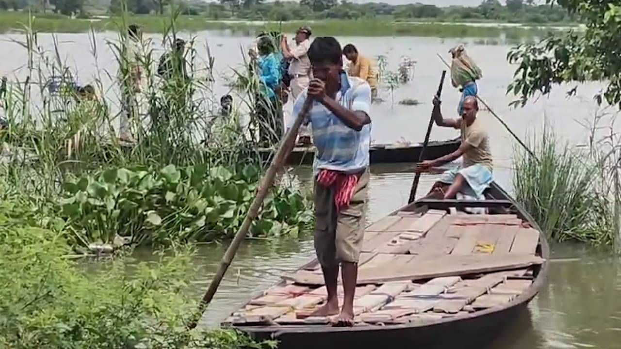 Khanakul Flood: বন্যায় ভাসছে খানাকুল, পুলিশ দিল নৌকা
