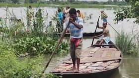 বন্যায় ভাসছে খানাকুল, পুলিশ দিল নৌকা বন্যায় ভাসছে খানাকুল, পুলিশ দিল নৌকা