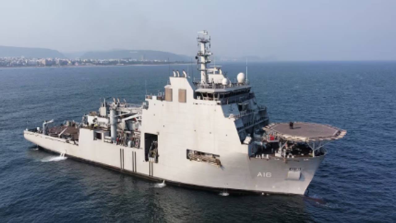 INS Nistar: নেই ঢাল, নেই তরোয়াল, তবু সমুদ্রযুদ্ধে তুরুপের তাস INS নিস্তার INS Nistar: নেই ঢাল, নেই তরোয়াল, তবু সমুদ্রযুদ্ধে তুরুপের তাস INS নিস্তার