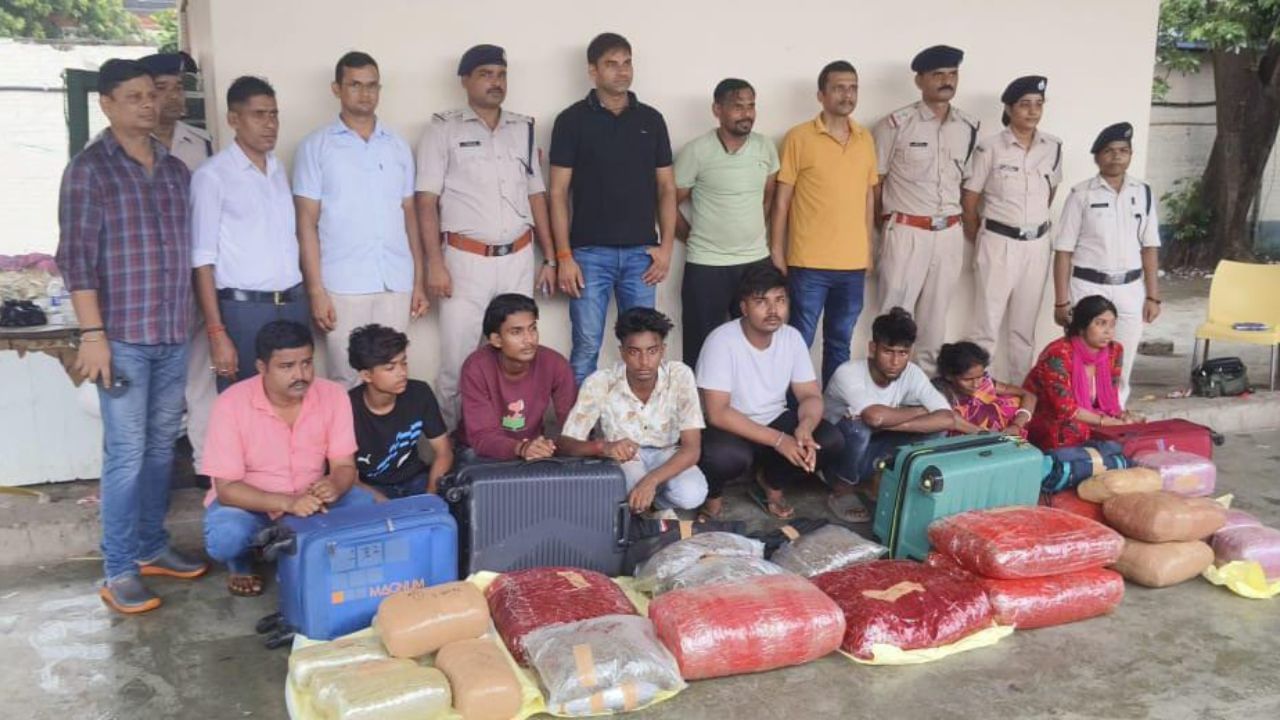 Indian Railway Sealdah: এই বয়সেই এত বড় চক্র? উত্তরবঙ্গের ট্রেনেই চলছিল লক্ষ টাকার কারবার Indian Railway Sealdah: এই বয়সেই এত বড় চক্র? উত্তরবঙ্গের ট্রেনেই চলছিল লক্ষ টাকার কারবার