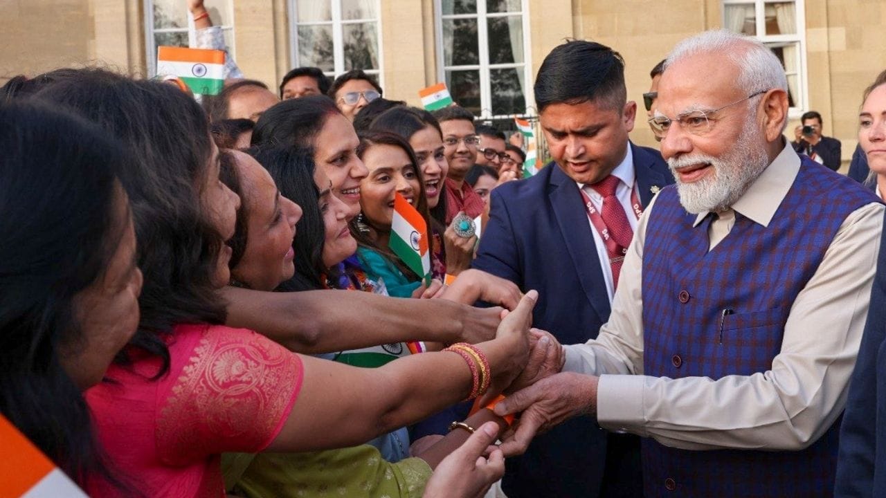 PM Narendra Modi: ইংল্যান্ড সফরে প্রধানমন্ত্রী মোদী, আজই খুলে যাবে ভারতের জন্য মুক্ত বাণিজ্যের দ্বার? PM Narendra Modi: ইংল্যান্ড সফরে প্রধানমন্ত্রী মোদী, আজই খুলে যাবে ভারতের জন্য মুক্ত বাণিজ্যের দ্বার?