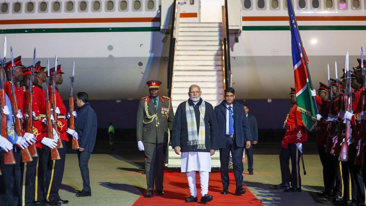PM Modi: গান স্যালুট, গার্ড অব অনারে নামিবিয়ায় মোদীকে স্বাগত, প্রবাসী ভারতীয়দের কাছ থেকেও পেলেন উপহার