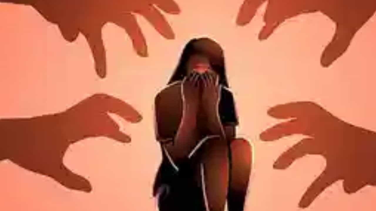 ট্রেনে একা পেয়েই ঘিরে ধরেছিল 'ওরা', পালা করে 'গণধর্ষণ', ট্রেন থেকে ছুড়ে ফেলতেই মর্মান্তিক পরিণতি যুবতীর