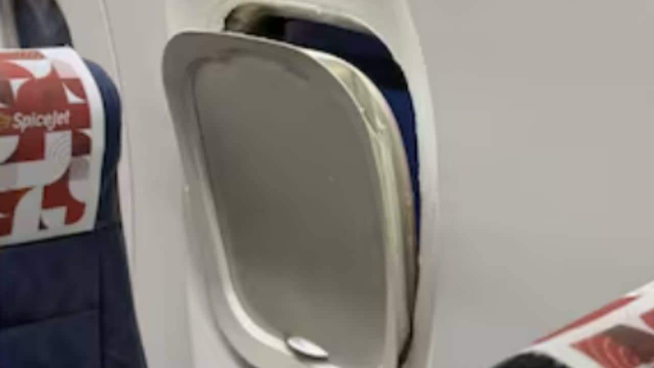 মাঝ আকাশে খুলে ঝুলতে শুরু করল বিমানের জানালা, ক্র্যাশ করে যেত যেকোনও মুহূর্তেই! অল্পের জন্য রক্ষা যাত্রীদের