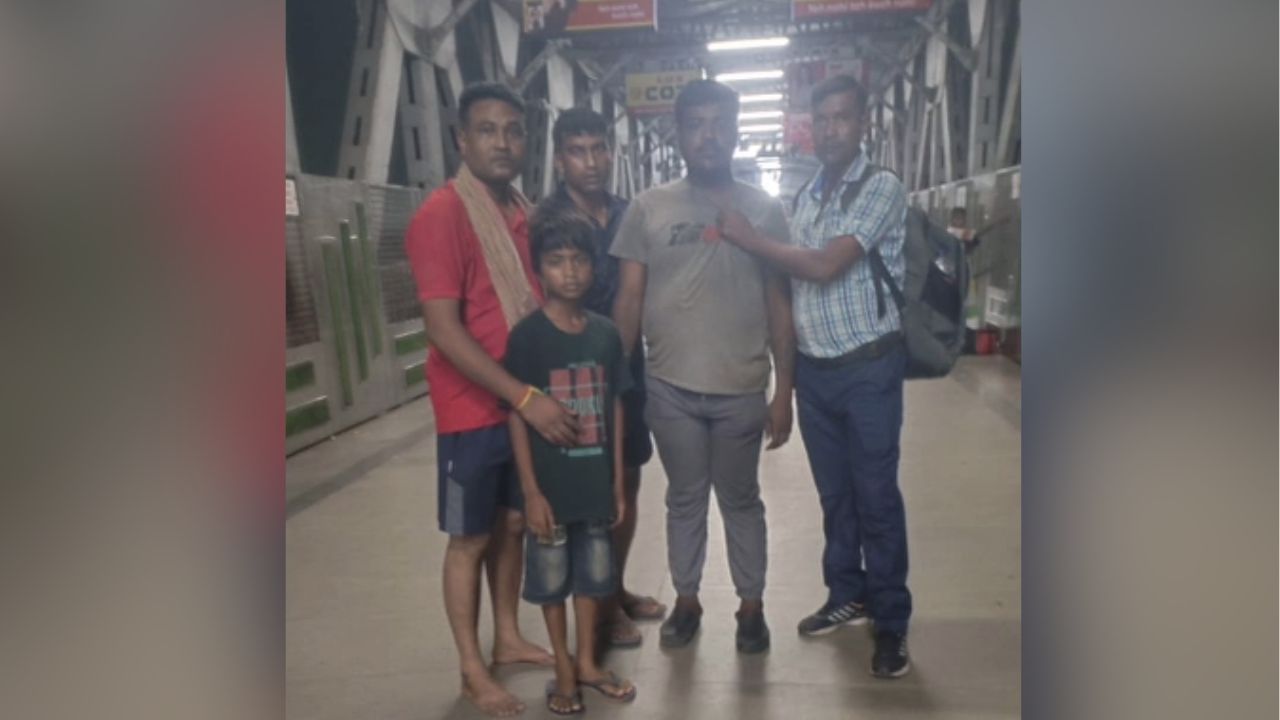 Kultali: বউকে ফিরে পেতে শ্যালিকার ছেলেকে অপহরণ, ফাঁদ পাততে কুলি সাজল বাংলার পুলিশ Kultali: বউকে ফিরে পেতে শ্যালিকার ছেলেকে অপহরণ, ফাঁদ পাততে কুলি সাজল বাংলার পুলিশ