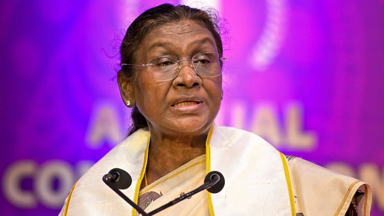 Droupadi Murmu in Kalyani: রাজ্যে এসে প্রাক্তন মুখ্যমন্ত্রীকে নিয়ে প্রশংসা রাষ্ট্রপতির, বললেন, প্রভু চৈতন্যের কথাও