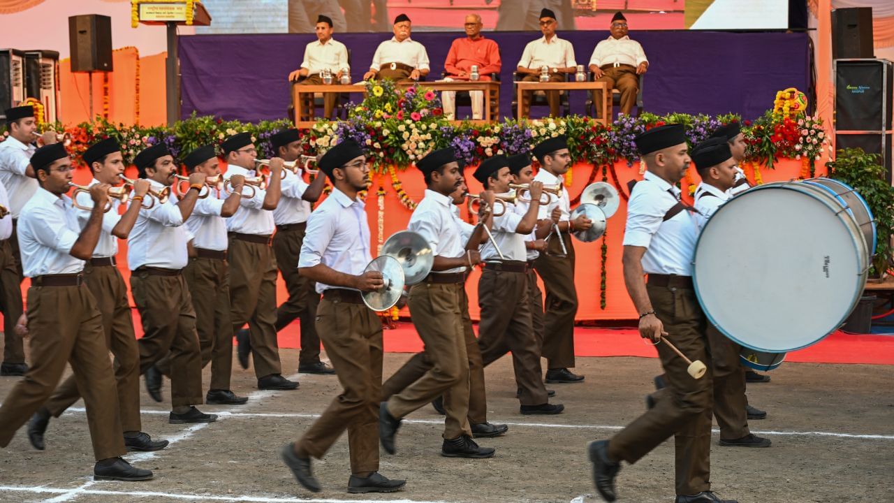 Rashtriya Swayamsevak Sangh: দুয়ারে দুয়ারে পৌঁছবে RSS, 'বিশেষ সময়ে' প্রান্তিক ভারতই লক্ষ্য সঙ্ঘ পরিবারের Rashtriya Swayamsevak Sangh: দুয়ারে দুয়ারে পৌঁছবে RSS, 'বিশেষ সময়ে' প্রান্তিক ভারতই লক্ষ্য সঙ্ঘ পরিবারের