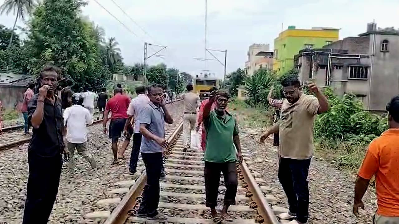 Rail Blockade: ‘স্থায়ী সমাধান চাই’, লেভেল ক্রসিংয়ের দাবিতে ফের রেল অবরোধ সোনারপুরে