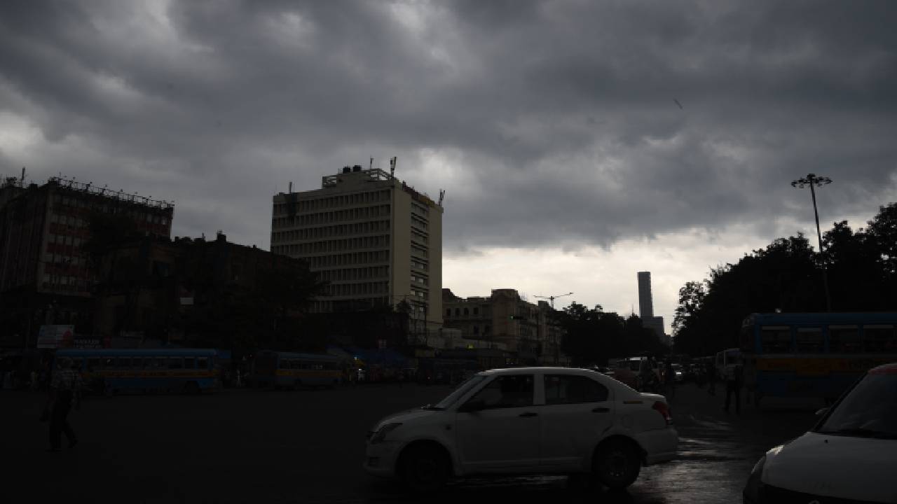 Kolkata Weather Update: চারপাশ ধোঁয়া-ধোঁয়া, কোথাও আবার হাঁটুজল! আর কতক্ষণ চলবে এই বৃষ্টিপাত?