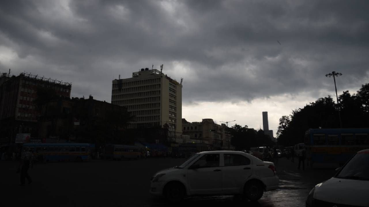 Kolkata Weather Update: চারপাশ ধোঁয়া-ধোঁয়া, কোথাও আবার হাঁটুজল! আর কতক্ষণ চলবে এই বৃষ্টিপাত?
