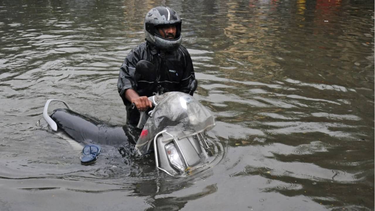 Rain Forecast: ঘূর্ণাবর্ত-অক্ষরেখার জোড়া ফলা! ৭২ ঘণ্টায় ভারী থেকে অতিভারী বৃষ্টির পূর্বাভাস, ভাসবে কোন কোন জেলা