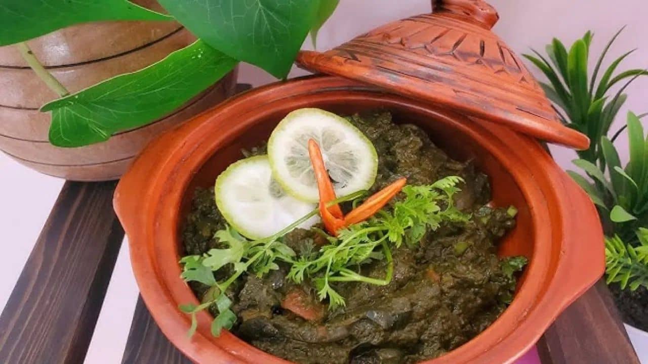 কচুর শাকে টাটকা পুঁটি মাছ! হারিয়ে যাওয়া বাংলার এই ঝাল ঝাল রান্না শিখে নিন