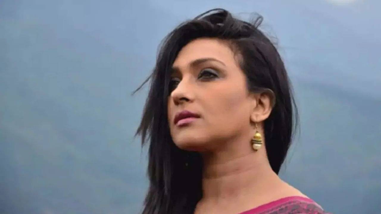 পাহাড়ি রাস্তায় বাইকে চড়ে ঋতুপর্ণার পিছু নিল একদল যুবক! কোন বিপাকে অভিনেত্রী?