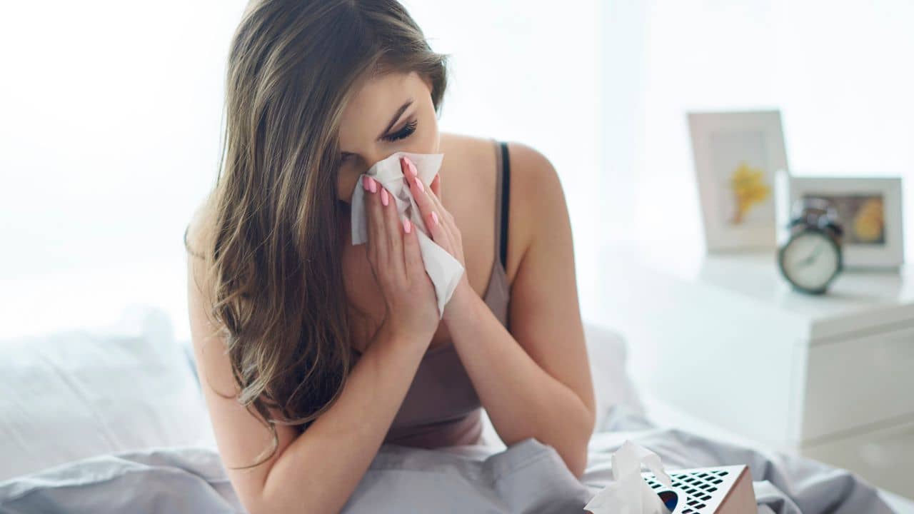 Runny Nose: বর্ষায় নাক দিয়ে অনবরত জল গড়াচ্ছে? ঘরোয়া টোটকা কাজে লাগিয়ে ঝটপট সারিয়ে ফেলুন