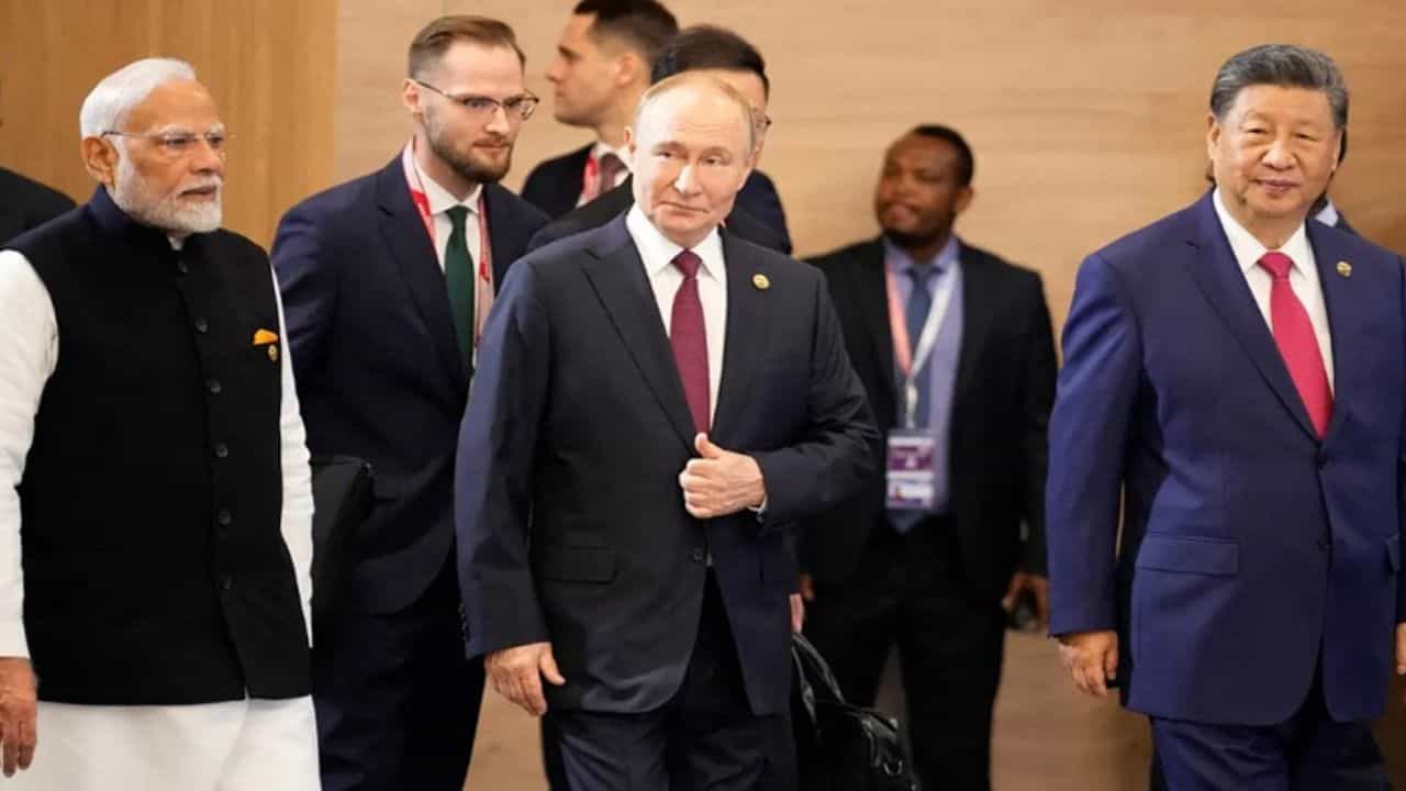 Russia-India-China: বদলে যাবে বিশ্বের খেলাটাই! একজোট হচ্ছে 'থ্রি মাস্কেটিয়ার্স'-রাশিয়া, ভারত ও চিন? Russia-India-China: বদলে যাবে বিশ্বের খেলাটাই! একজোট হচ্ছে 'থ্রি মাস্কেটিয়ার্স'-রাশিয়া, ভারত ও চিন?